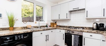 Modern 3 Bedroom Home in Swindon with Parking
