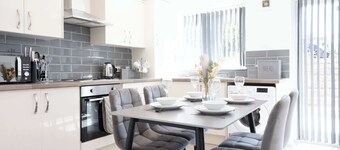 Modern 3BR Home w/ Garden & Parking | Leigh