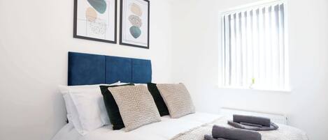 3 habitaciones, escritorio, tabla de planchar con plancha y wifi