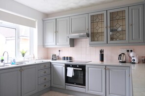 Kjøleskap, mikrobølgeovn, ovn og kokeplater