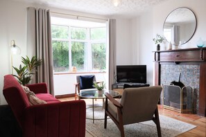 TV, offices - Beautiful 4 Bedroom Home with Garden in Bedford (Bedford)