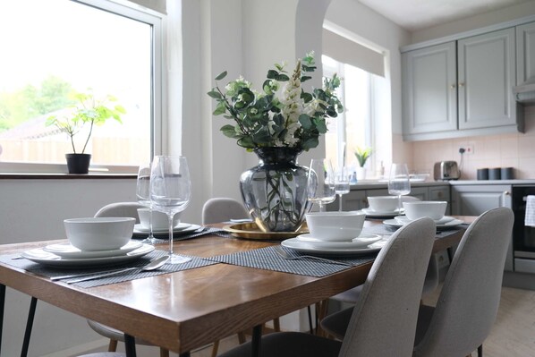 Dining - Beautiful 4 Bedroom Home with Garden in Bedford (Bedford)