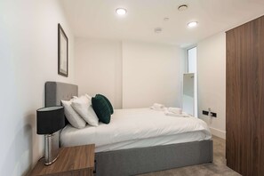 1 slaapkamer, een bureau, een strijkplank/strijkijzer, wifi