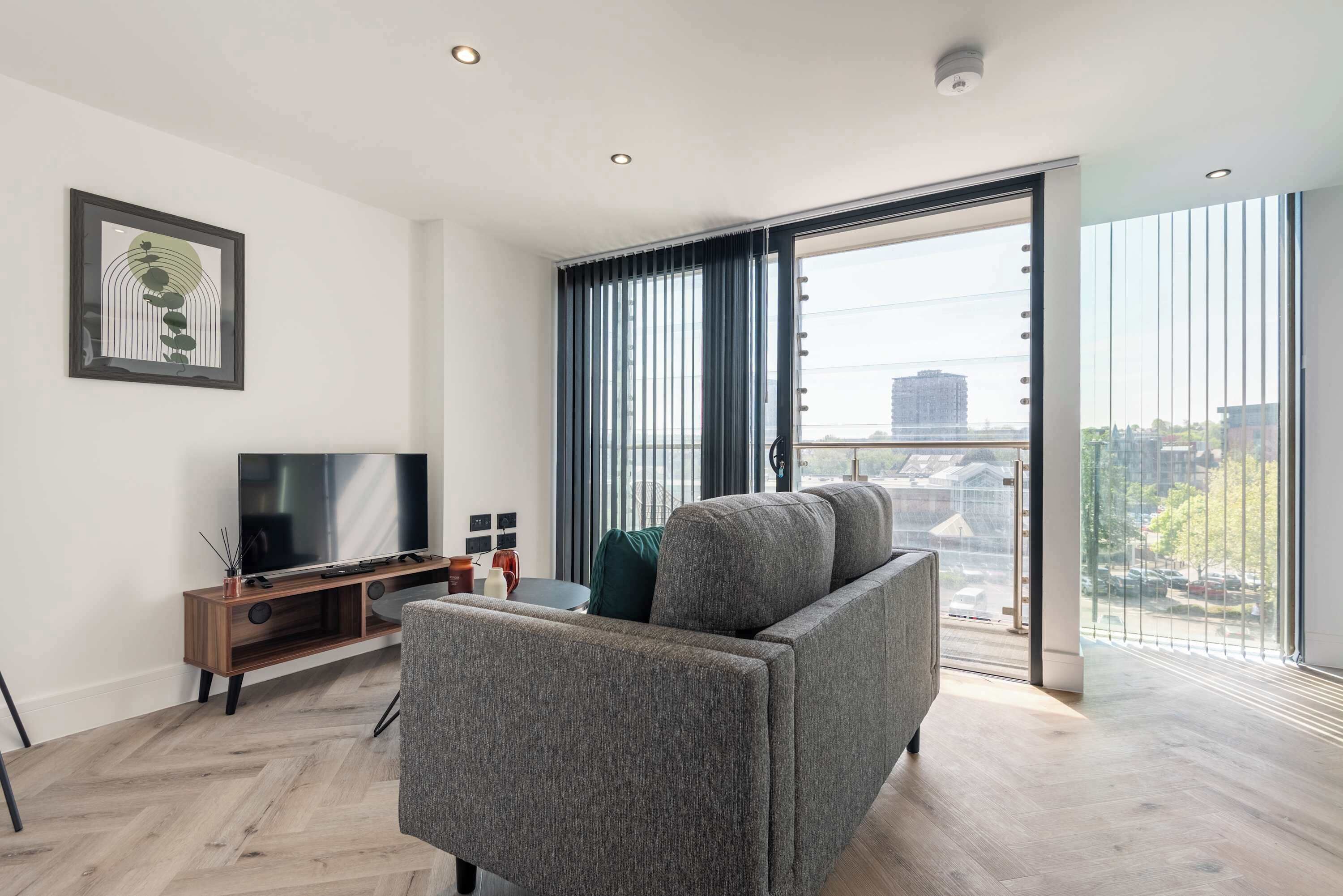 Televisión y oficina 