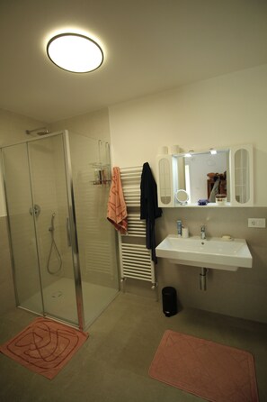 Een douche, een haardroger, handdoeken, zeep