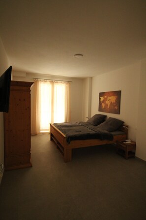 5 bedrooms, desk, iron/ironing board, travel cot