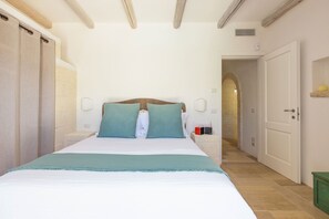 3 habitaciones, tabla de planchar con plancha y cuna de viaje