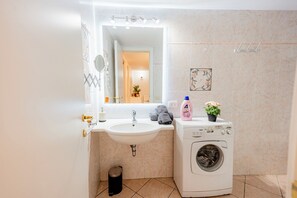 Shower, hair dryer, bidet, towels