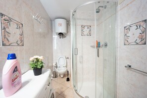 Dusche, Haartrockner, Bidet, Handtücher