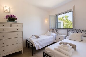 4 habitaciones, tabla de planchar con plancha y cuna de viaje 