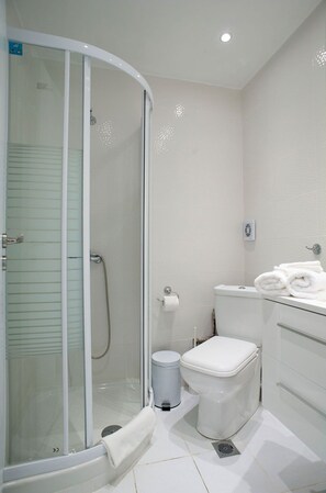 Dutxa, assecador de cabells i bidet 