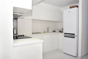 Køleskab, ovn, kogeplade, kaffe-/temaskine