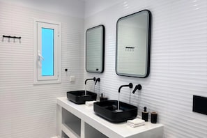 Douche, sèche-cheveux