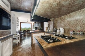 Fridge, microwave, oven, stovetop - Villa Mary with shared pool - My Rental Homes (Naples)