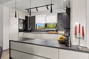 Kylskåp, mikrovågsugn, ugn och spishäll