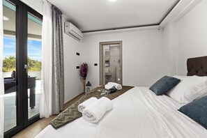4 bedrooms, iron/ironing board, travel cot, free WiFi - Villa with Private Illuminated Pool (Pula)