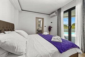 4 bedrooms, iron/ironing board, travel cot, free WiFi - Villa with Private Illuminated Pool (Pula)