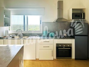 Fridge, microwave, oven, stovetop - Fúcsia (base 1B), Mandowa Beach Forest & Cottages - F (Marracuene District)