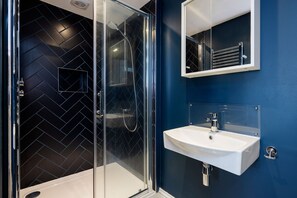 Douche, séchoir à cheveux, serviettes fournies