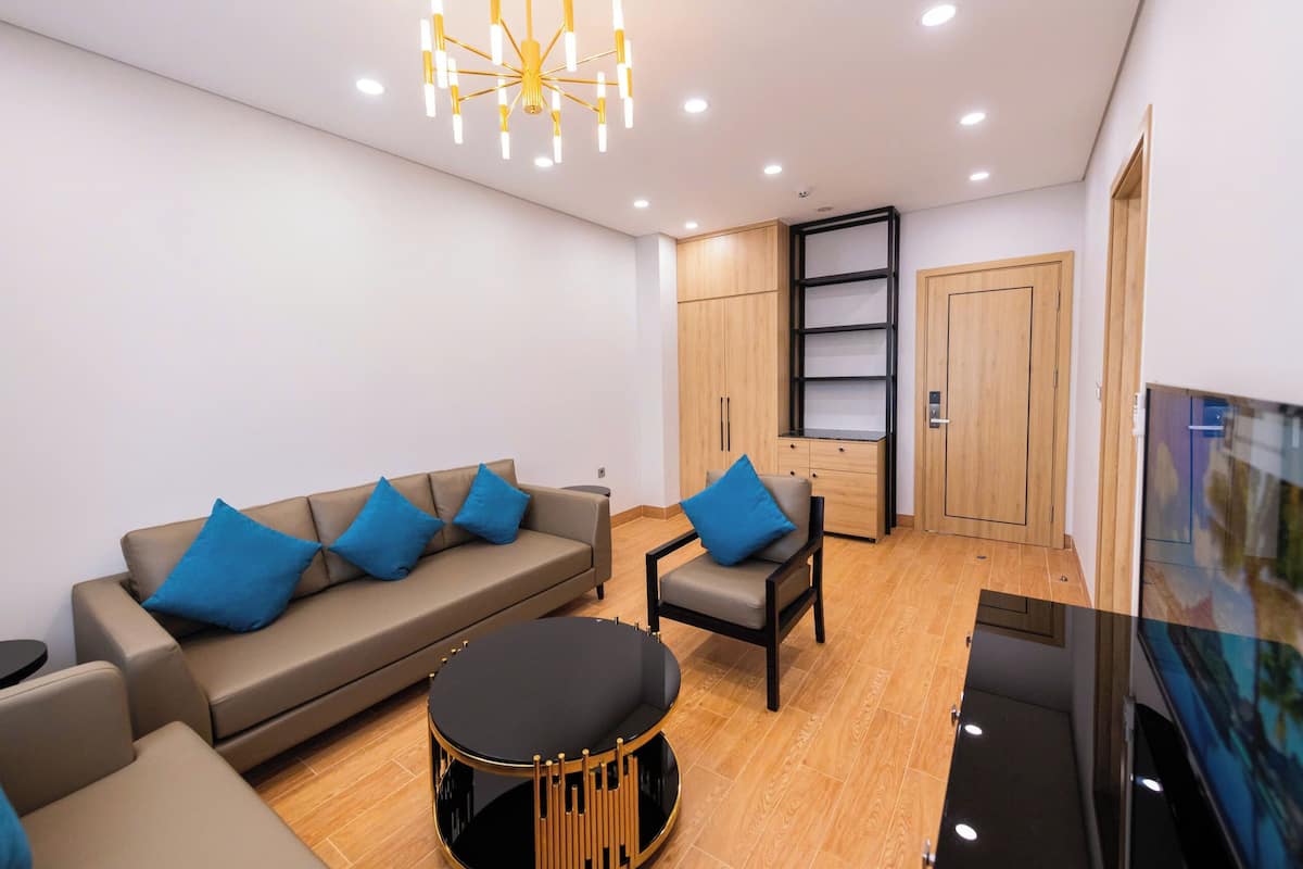Suite estudio Deluxe, balcón, vista al jardín | Escritorio, espacio para trabajar con laptop y cortinas blackout