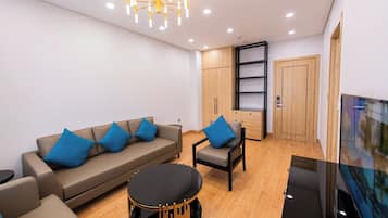 豪華開放式套房, 露台, 花園景 | 書桌、手提電腦工作空間、遮光窗簾/窗簾、熨斗/熨衫板