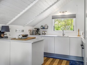 Køleskab, mikrobølgeovn, opvaskemaskine, køkkentøj/tallerkener/redskaber