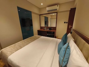 Bureau, espace de travail pour ordinateur portable, Wi-Fi gratuit