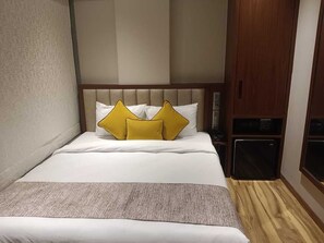 Premium Single Room | Desk, laptop workspace, free WiFi