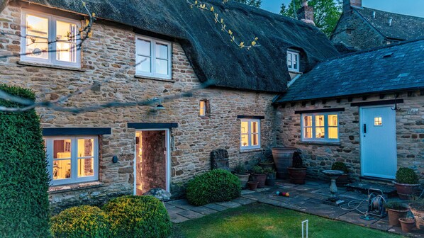 Front of property - 4Bed Thatched Cottage in Oxfordshire (Ledwell)