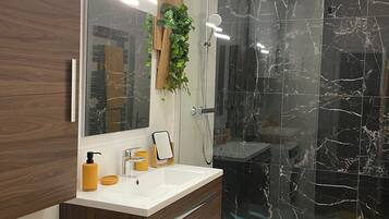 Baignoire Ă jets, sĂšche-cheveux, serviettes fournies, papier toilette