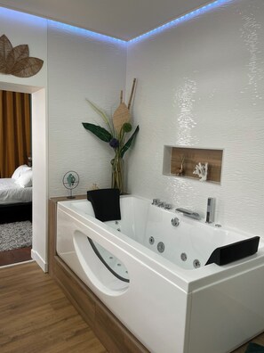 Banheira de hidromassagem, secador de cabelo, toalhas de banho