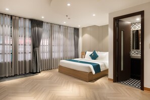 슈피리어 더블룸 | 고급 침구, 책상, 암막 커튼, 다리미/다리미판