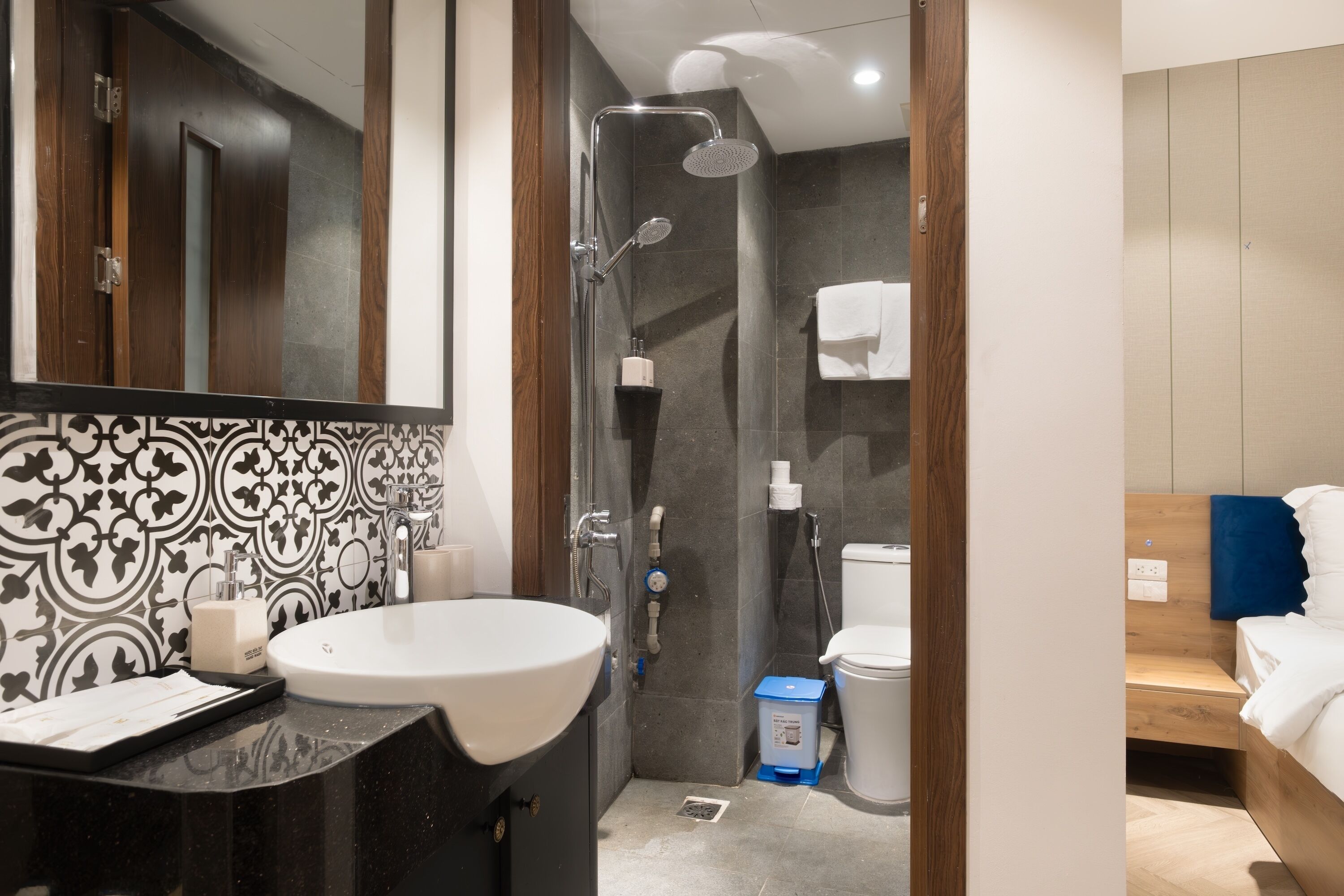 Habitación estándar doble | Baño | Ducha, artículos de higiene personal gratuitos y secador de pelo
