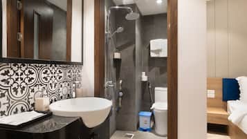Habitación estándar doble | Baño | Ducha, artículos de higiene personal gratuitos y secador de pelo