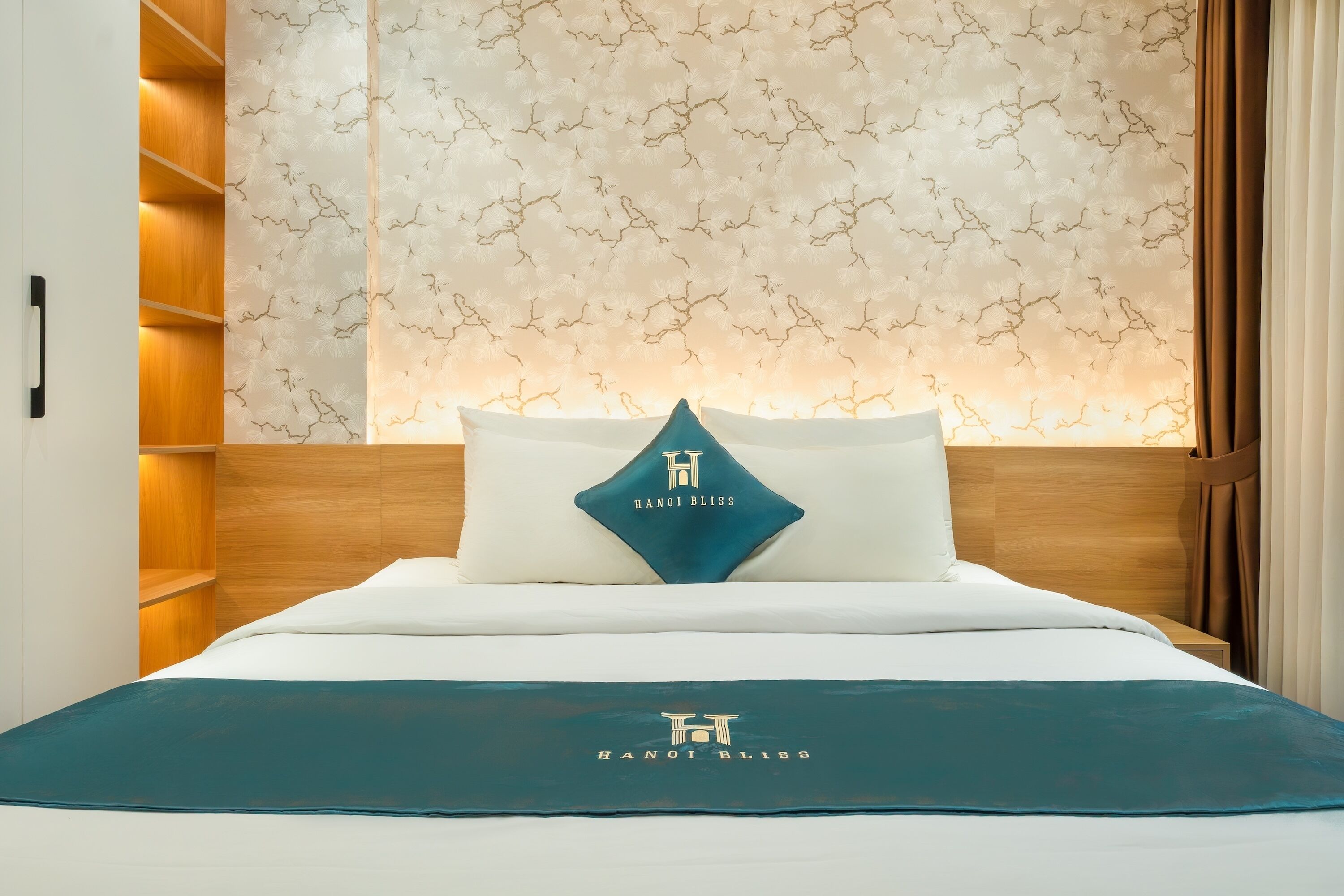 Deluxe Apartment | Premium bedding, desk, blackout drapes, iron/ironing board