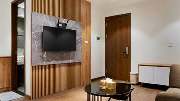 Apartemen Deluks | Ruang keluarga | Televisi LED 42-inci dengan saluran TV kabel