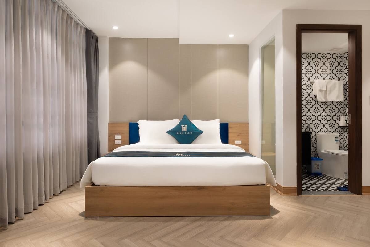 Superior Double Room | 1 bedroom, premium bedding, desk, blackout drapes