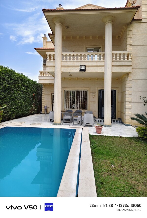 Outdoor pool - Tranquil 4-bedroom villa with WiFi and AC in Iking Maryut (Iking Maryut)