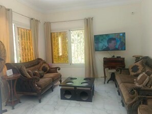Living area - Tranquil 4-bedroom villa with WiFi and AC in Iking Maryut (Iking Maryut)