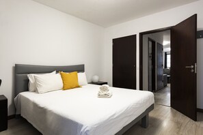 Tabla de planchar con plancha, wifi gratis y ropa de cama 