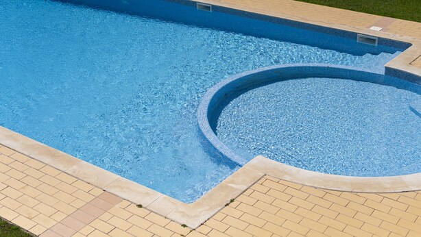 A rectangular swimming pool with a tiled edge and a circular hot tub area. - Fonte Moura - With pool by HD (Vilamoura)