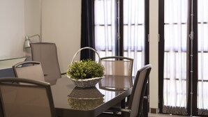 A conference room with a glass table, four chairs, and a potted plant on the table. - Fonte Moura - With pool by HD (Vilamoura)