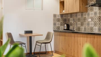 Frigobar, artículos de limpieza, servilletas de papel