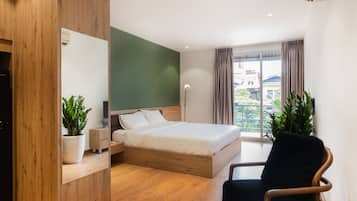 Escritorio, tabla de planchar con plancha, wifi gratis y ropa de cama