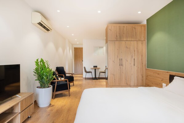 Executive-Studio, Küche, Stadtblick | Schreibtisch, Bügeleisen/Bügelbrett, kostenloses WLAN, Bettwäsche