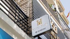 Een hotelschilt met de naam 'HANÔI BLISS' en '5A PHÒ HU Ê', wat het adres aangeeft.
