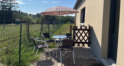 Bel appartement avec terrasse, face à Pérouges, au calme, à proximité de centre