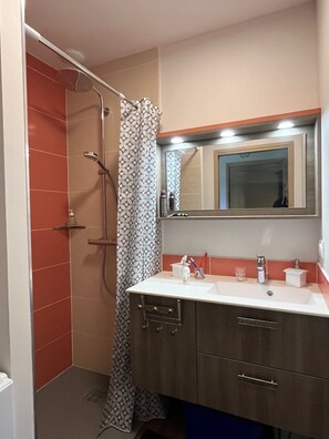 Dusche, Haartrockner, Handtücher, Seife