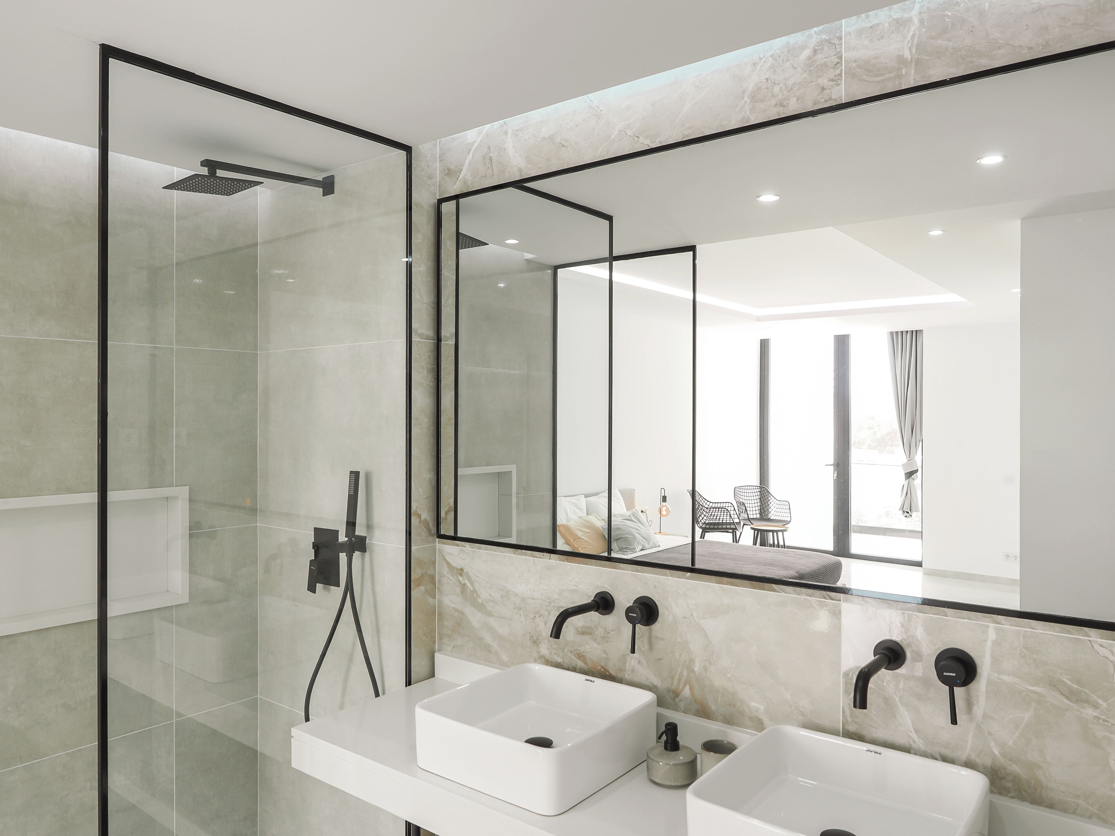 Dusche, Haartrockner, Handtücher, Toilettenpapier