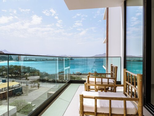 Luxurious three-room apartment fully equipped with sea and beach view.